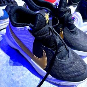 Tengo estos tenis los Jordan anaranjados y los Nike todos negros sold